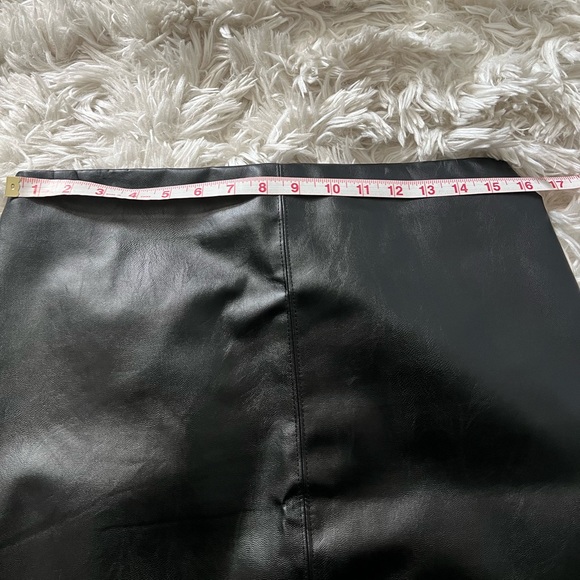 Faux leather skirt~ Lulus size large - Picture 8 of 11